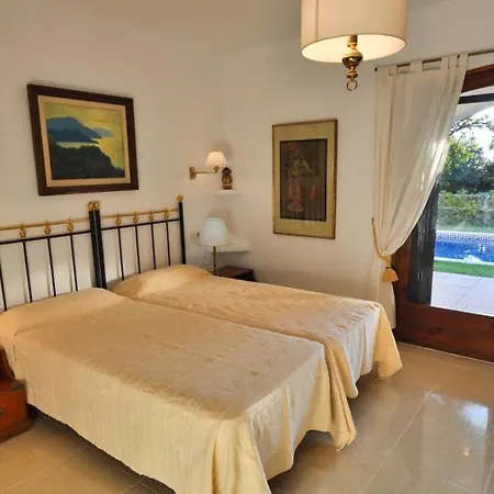 Sleeps 8 With Pool Air Con And Wifi וילה
