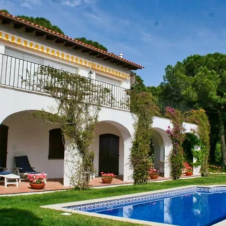 Villa Sleeps 8 With Pool Air Con And Wifi *