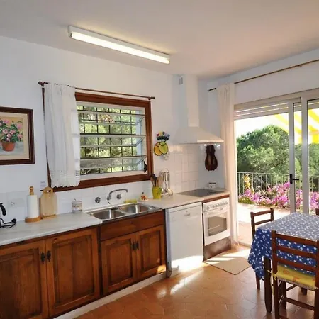 Sleeps 8 With Pool Air Con And Wifi Lloret de Mar