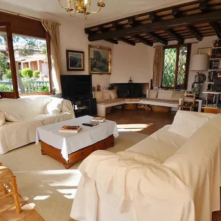 Sleeps 8 With Pool Air Con And Wifi *