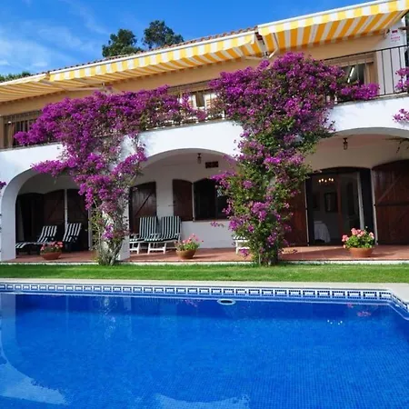 Sleeps 8 With Pool Air Con And Wifi *